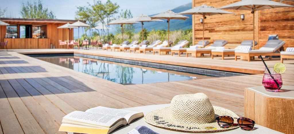 parasol bois piscine hotel design de luxe